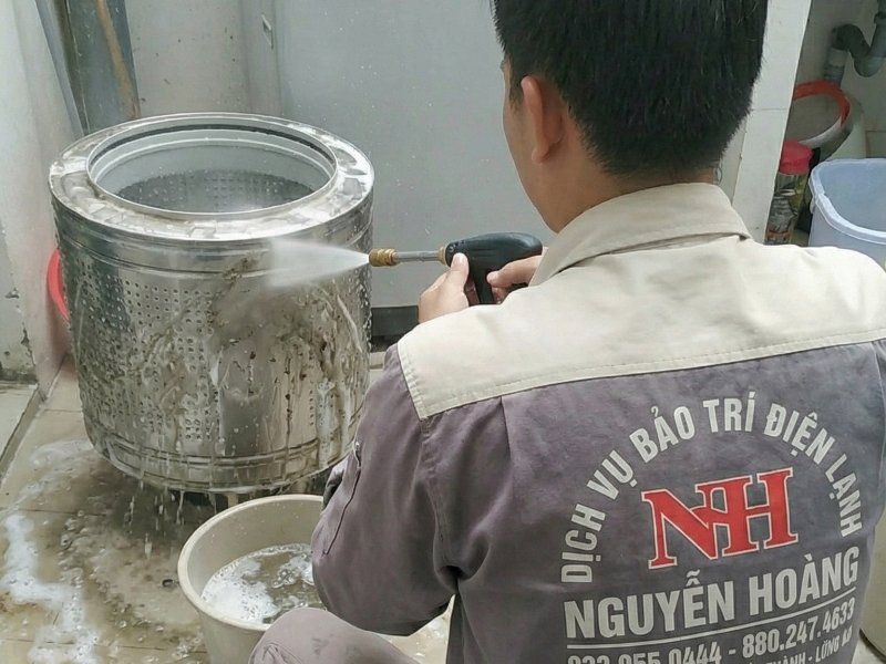 Vệ sinh máy giặt cửa trên